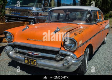 Un bel Air 1956 de Chevrolet rouillé en orange, avec des toiles d'araignée Banque D'Images