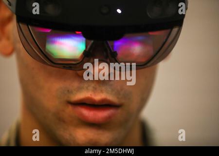 ÉTATS-UNIS Armée 1st le lieutenant Christopher Aliperti, soldat affecté au 3rd Bataillon, 15th Régiment d'infanterie, 2nd brigade blindée équipe de combat, 3rd Division d'infanterie, utilise un prototype de casque avec réalité augmentée à fort Stewart, Géorgie, 04 mars 2022. Le 3rd ID a accueilli la démonstration de réalité augmentée pour la collaboration vers une voie collective vers l'avant pour l'entraînement à la maintenance virtuelle au sein de l'entreprise de l'Armée de terre. Banque D'Images