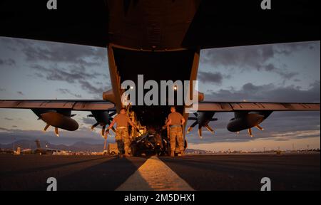 Des aviateurs de la Garde nationale aérienne du Nevada chargent du fret sur un avion C-130 Hercules au cours d'un exercice d'entraînement à la base aérienne de Hickam, à Hawaï, en 3 mars 2022. La Garde nationale aérienne du Nevada a participé à l’exercice de trois jours de la Garde nationale aérienne d’Hawaï, Ho’oikaika 22-1. Banque D'Images