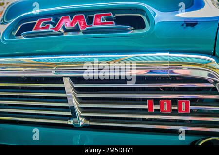 Radiateur et emblème chromés sur un pick-up 100 V8 1957 de GMC Banque D'Images