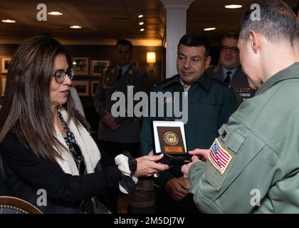 L’honorable Sandra Alzate, vice-ministre colombienne des politiques de défense et de sécurité, présente le capitaine Paul Lanzilotta, commandant de l’USS Gerald R. Ford (CVN 78), un signe d’appréciation à la suite d’une visite en bateau, 4 mars 2022. Au cours de sa visite, Alzate a rencontré les dirigeants de Ford pour obtenir une compréhension de base des capacités des transporteurs aériens de la classe Ford. C'était la première visite de l'honorable Sandra Alzate à Ford. Ford se trouve à la station navale de Port Norfolk et exécute une phase de base sur mesure avant le premier déploiement opérationnel du navire. Banque D'Images