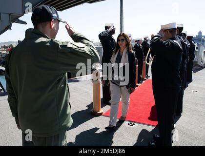 L’honorable Sandra Alzate, vice-ministre colombienne des politiques de défense et de sécurité, est accueillie par le capitaine Paul Lanzilotta, commandant de l’USS Gerald R. Ford (CVN 78), lors d’une visite à 4 mars 2022. Au cours de sa visite, Alzate a rencontré les dirigeants de Ford pour obtenir une compréhension de base des capacités des transporteurs aériens de la classe Ford. C'était la première visite de l'honorable Sandra Alzate à Ford. Ford se trouve à la station navale de Port Norfolk et exécute une phase de base sur mesure avant le premier déploiement opérationnel du navire. Banque D'Images
