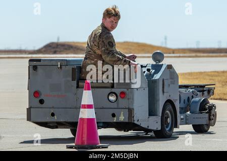 ÉTATS-UNIS Airman de la Force aérienne 1st classe Caleb Burke, 12th unité de maintenance des aéronefs, 727th Escadron de maintenance des aéronefs opérations spéciales membre de l'équipage du chargement d'armes, Manœuvre un brouilleur d'armes autour des cônes pendant un brouilleur dans le cadre de la compétition de chargement annuel 2021 du groupe de maintenance des opérations spéciales de 27th à la base aérienne de Cannon, Nouveau-Mexique, 4 mars 2022. Le Jamboree de brouilleur est une compétition où les membres de l'équipage de chargement d'armes et d'autres membres du personnel de la base sont chronométrés sur la vitesse à laquelle ils peuvent conduire un brouilleur à travers un parcours d'obstacle. Banque D'Images