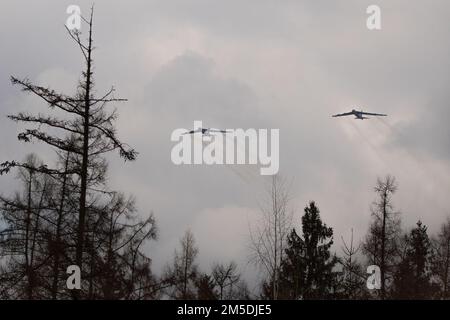 ÉTATS-UNIS Les bombardiers de la Force aérienne B-52H Stratofortress effectuent des survols à faible col dans la zone d'entraînement de Grafenwoehr, Allemagne, 4 mars 2022. Les B-52H sont habités par des membres d'équipage affectés à l'aile Bomb 5th de la base aérienne de Minot, Dakota du Nord, Et survole actuellement l’Europe pour soutenir la décision des États-Unis d’accroître leur présence et leurs activités en Europe dans le cadre de leur engagement ferme et inlassable envers nos alliés et partenaires de l’OTAN. Banque D'Images