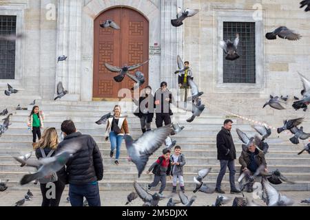 27 décembre 2022: Les gens magasinent autour du bazar d'Eminonu et de la nouvelle mosquée avant la nouvelle année, tandis que l'augmentation spectaculaire de l'inflation continue dans le district de Fatih d'Istanbul, Turkiye sur 27 décembre 2022. Selon les dernières données de l'Institut turc de statistique (TurkStat), le taux annuel d'inflation à la consommation de Türkiye était de 84,39% en novembre, contre 85,51% en octobre. (Image de crédit : © Tolga Ildun/ZUMA Press Wire) Banque D'Images