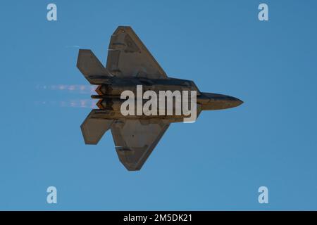 ÉTATS-UNIS Le major de la Force aérienne Joshua “Cabo” Gunderson, pilote et commandant de l'équipe de démonstration F-22 Raptor, vole pendant le cours d'entraînement de vol Heritage 2022 à la base aérienne de Davis-Monthan, Arizona, 4 mars 2022. Au cours de l'événement, les pilotes civils de warbird et les pilotes de démonstration actuels de la Force aérienne se sont entraînés ensemble avant la saison des spectacles aériens de 2022. Banque D'Images