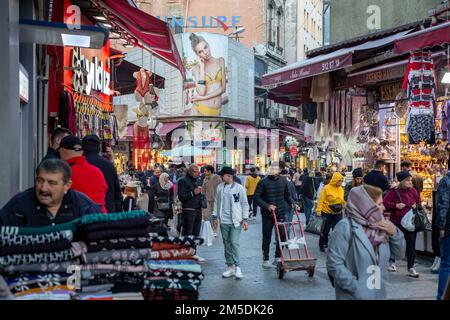 27 décembre 2022: Les gens magasinent autour du bazar d'Eminonu et de la nouvelle mosquée avant la nouvelle année, tandis que l'augmentation spectaculaire de l'inflation continue dans le district de Fatih d'Istanbul, Turkiye sur 27 décembre 2022. Selon les dernières données de l'Institut turc de statistique (TurkStat), le taux annuel d'inflation à la consommation de Türkiye était de 84,39% en novembre, contre 85,51% en octobre. (Image de crédit : © Tolga Ildun/ZUMA Press Wire) Banque D'Images