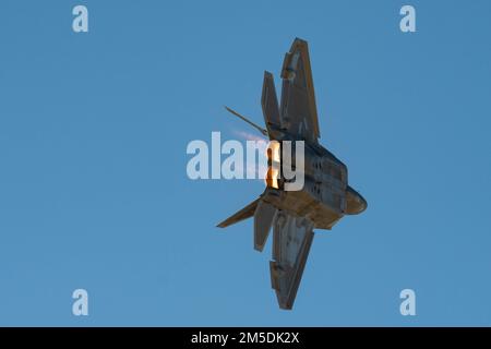 ÉTATS-UNIS Le major de la Force aérienne Joshua “Cabo” Gunderson, pilote et commandant de l'équipe de démonstration F-22 Raptor, vole pendant le cours d'entraînement de vol Heritage 2022 à la base aérienne de Davis-Monthan, Arizona, 4 mars 2022. Au cours de l'événement, les pilotes civils de warbird et les pilotes de démonstration actuels de la Force aérienne se sont entraînés ensemble avant la saison des spectacles aériens de 2022. Banque D'Images
