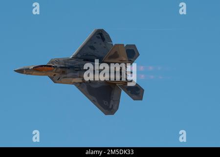 ÉTATS-UNIS Le major de la Force aérienne Joshua “Cabo” Gunderson, pilote et commandant de l'équipe de démonstration F-22 Raptor, vole pendant le cours d'entraînement de vol Heritage 2022 à la base aérienne de Davis-Monthan, Arizona, 4 mars 2022. Au cours de l'événement, les pilotes civils de warbird et les pilotes de démonstration actuels de la Force aérienne se sont entraînés ensemble avant la saison des spectacles aériens de 2022. Banque D'Images