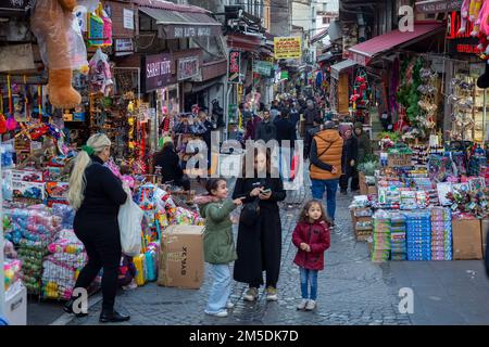 27 décembre 2022: Les gens magasinent autour du bazar d'Eminonu et de la nouvelle mosquée avant la nouvelle année, tandis que l'augmentation spectaculaire de l'inflation continue dans le district de Fatih d'Istanbul, Turkiye sur 27 décembre 2022. Selon les dernières données de l'Institut turc de statistique (TurkStat), le taux annuel d'inflation à la consommation de Türkiye était de 84,39% en novembre, contre 85,51% en octobre. (Image de crédit : © Tolga Ildun/ZUMA Press Wire) Banque D'Images