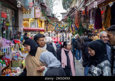 27 décembre 2022: Les gens magasinent autour du bazar d'Eminonu et de la nouvelle mosquée avant la nouvelle année, tandis que l'augmentation spectaculaire de l'inflation continue dans le district de Fatih d'Istanbul, Turkiye sur 27 décembre 2022. Selon les dernières données de l'Institut turc de statistique (TurkStat), le taux annuel d'inflation à la consommation de Türkiye était de 84,39% en novembre, contre 85,51% en octobre. (Image de crédit : © Tolga Ildun/ZUMA Press Wire) Banque D'Images