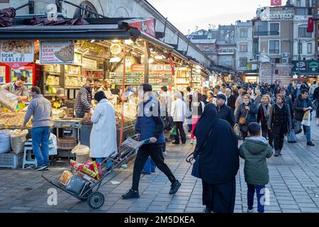 27 décembre 2022: Les gens magasinent autour du bazar d'Eminonu et de la nouvelle mosquée avant la nouvelle année, tandis que l'augmentation spectaculaire de l'inflation continue dans le district de Fatih d'Istanbul, Turkiye sur 27 décembre 2022. Selon les dernières données de l'Institut turc de statistique (TurkStat), le taux annuel d'inflation à la consommation de Türkiye était de 84,39% en novembre, contre 85,51% en octobre. (Image de crédit : © Tolga Ildun/ZUMA Press Wire) Banque D'Images