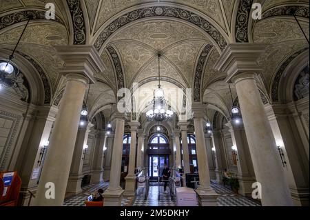 Intérieur de la bibliothèque de l'université centrale d'ELTE à Budapest, Hongrie. L'Université Eotvos Lorand (ELTE) est la plus grande et la plus ancienne université de Hongrie. Banque D'Images