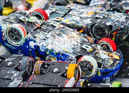 Gros plan de roues de voitures jouets ornées de peintures utilisées pour la production d'œuvres d'art Banque D'Images