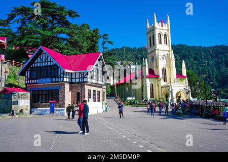 La vue sur l'église du Christ et les gens qui marchent sur la route du centre commercial de Shimla, en Inde Banque D'Images