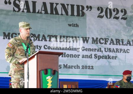 ÉTATS-UNIS Le général de division Matthew W. McFarlane, commandant de l'Armée du Pacifique, prononce un discours d'ouverture lors de la cérémonie d'ouverture de Salaknib 2022 à fort Magsaysay, Nueva Ecija, Philippines, 5 mars 2022. Les États-Unis L'exercice parrainé par l'Armée de terre du Pacifique vise à renforcer les relations entre les forces conjointes et à accroître la préparation et l'interopérabilité des missions entre les États-Unis L'armée et l'armée philippine. Banque D'Images