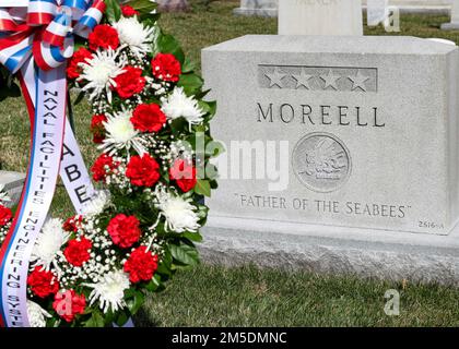 ARLINGTON, Virginie (5 mars 2022) -- Une couronne est placée sur la tombe du Père des Sébaes, l'amiral Ben Moreell, Au cimetière national d'Arlington, lors d'une cérémonie tenue par le Commandement des systèmes d'ingénierie des installations navales, destinée à honorer les membres du corps des ingénieurs civils et de la communauté des Seabés à l'occasion du 80th anniversaire de l'anniversaire de la Seabee. Banque D'Images