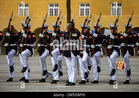 ÉTATS-UNIS Marines avec le peloton d'exercices silencieux, Détachement de couleur de bataille, casernes marines Washington, D.C., mars en place pendant la célébration du centenaire au dépôt de recrutement du corps marin (MCRD) San Diego, 5 mars 2022. L'événement commémore la fondation du Marine corps Recruit Depot San Diego en 1921, et consiste en des représentations des États-Unis Marine corps Silent Drill pelon, États-Unis Corps du tambour marin et du bugle, et cérémonie de découpe du ruban à l'extérieur du Musée du commandement. Banque D'Images