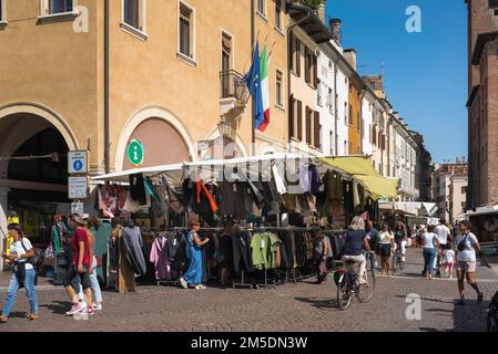 Marché Italie, vue en été du marché du matin animé situé sur la Piazza delle Erbe dans la ville pittoresque de Mantoue (Mantova), l'époque de la Renaissance, en Italie Banque D'Images