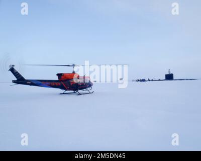 MER DE BEAUFORT, cercle arctique (5 mars 2022) – sous-marin d'attaque rapide de classe Los Angeles USS Pasadena (SSN 752), à gauche et sous-marin d'attaque de classe Virginia USS Illinois (SSN 786), surface dans la mer de Beaufort, Kicking Off Ice Exercise (ICEX) 2022. ICEX 2022 est un exercice de trois semaines qui permet à la Marine d'évaluer son état de préparation opérationnelle dans l'Arctique, d'accroître son expérience dans la région, de faire progresser la compréhension de l'environnement arctique et de continuer à établir des relations avec d'autres services, alliés et organisations partenaires. Banque D'Images