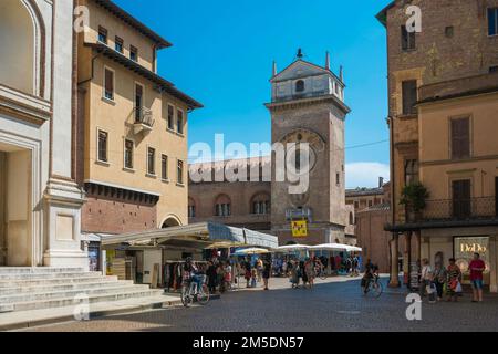 Mantua Italie, vue en été de la Piazza Andrea Mantegna et des étals de marché dans le centre pittoresque de la ville de Mantua, Lombardie, Italie Banque D'Images