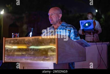 DJIBOUTI, Djibouti (5 mars 2022) – États-Unis Le capitaine David Faehnle, commandant du Camp Lemonnier de Djibouti (CLdJ), parle lors d'un bal célébrant l'anniversaire 80th du 5 mars des Sébaes. Les participants et les invités honorés ont célébré l'histoire et le patrimoine des Seabés de la Marine qui ont été officiellement établis 5 mars 1942. Banque D'Images