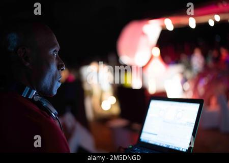 DJIBOUTI, Djibouti (5 mars 2022) – États-Unis Dirk Smart, un marin de la Trinité-et-Tobago, a été déployé au camp Lemonnier, Djibouti (JCPJ), DJ lors d'un bal célébrant l'anniversaire 80th des 5 mars des Seabees. Les participants et les invités honorés ont célébré l'histoire et le patrimoine des Seabés de la Marine qui ont été officiellement établis 5 mars 1942. Banque D'Images