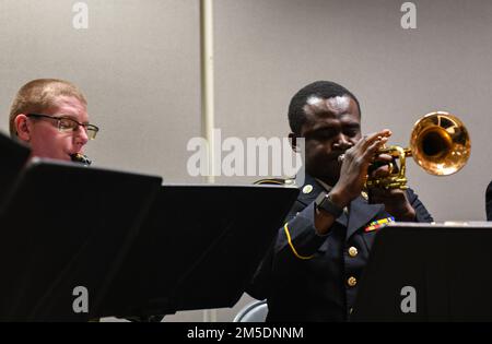 Les soldats de la bande de l'Armée de terre de 41st se sont produits lors d'une cérémonie de promotion en l'honneur du général Barry A. Blanchard au quartier général de la Force interarmées de la Garde nationale du Mississippi, Jackson, Mississippi, 5 mars 2022. « Je continue à servir parce que rien ne peut remplacer le sentiment de camaraderie, de satisfaction et de satisfaction à servir à vos côtés après plus de 29 ans », a déclaré Blanchard. Banque D'Images