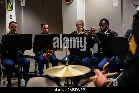 Les soldats de la bande de l'Armée de terre de 41st se sont produits lors d'une cérémonie de promotion en l'honneur du général Barry A. Blanchard au quartier général de la Force interarmées de la Garde nationale du Mississippi, Jackson, Mississippi, 5 mars 2022. « Je continue à servir parce que rien ne peut remplacer le sentiment de camaraderie, de satisfaction et de satisfaction à servir à vos côtés après plus de 29 ans », a déclaré Blanchard. Banque D'Images