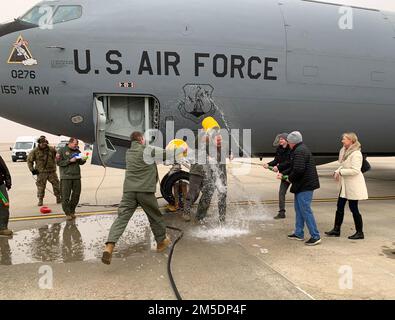 Maj. Evan Gibson, 173rd Escadron de ravitaillement en vol KC-135 le pilote de Stratotanker célèbre son dernier vol, 5 mars 2022, base aérienne de Lincoln, Nebraska. La famille et les autres aviateurs de Gibson le félicitent pour ses réalisations de carrière. Banque D'Images