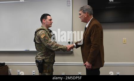 ÉTATS-UNIS Tech. De la Force aérienne Le Sgt Cameron Lincoln, à gauche, chef de vol adjoint affecté à l'escadron 175th des forces de sécurité, est inventé par M. Devin Cate, directeur exécutif, Garde nationale aérienne, 5 mars 2022, Lors d'une visite à la base de la garde nationale de Warfield Air à l'aéroport d'État Martin, Middle River, Maryland. Au cours de sa visite, Cate a reconnu de nombreux aviateurs pour leur service exceptionnel pendant. Banque D'Images