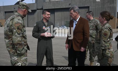 M. Devin Cate, directeur exécutif, Air National Guard, parle avec les États-Unis Richard Hunt, colonel de la Force aérienne (au centre à gauche), vice-commandant de la 175th e Escadre, on 5 mars 2022, lors d'une visite à la base de la Garde nationale aérienne de Warfield, à l'aéroport d'État Martin, Middle River, Maryland. Au cours de la visite, Cate a visité la ligne aérienne où il a eu l'occasion d'observer des aviateurs travaillant comme A-10C Thunderbolt IIS a atterri. Banque D'Images