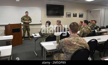 ÉTATS-UNIS Major de la Force aérienne, Zachary Blades, à gauche, commandant de l’escadron des forces de sécurité de la 175th e Escadre, présente M. Devin Cate, avant-centre, directeur exécutif, Garde nationale aérienne, 5 mars, 2022, lors d'une visite à la base de la Garde nationale de Warfield Air à l'aéroport d'État Martin, Middle River, Maryland. Les Blade ont discuté du rôle des forces de sécurité à la 175th e Escadre et de leur vitalité à la mission. Banque D'Images