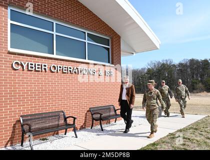 M. Devin Cate, (à gauche), directeur exécutif, Air National Guard, et U.S. Force aérienne Brig. Le général Jori Robinson, à droite, commandant de la 175th Escadre, visite les installations d'opérations Cyberspace 175th, 5 mars 2022, lors d'une visite à la base de la Garde nationale aérienne de Warfield, à l'aéroport d'État Martin, Middle River, Maryland. Au cours de la visite, M. Cate a visité la base et a eu l'occasion de rencontrer des aviateurs et de visiter les installations du groupe de maintenance, du groupe de soutien de la mission et du groupe des opérations du cyberespace. Banque D'Images