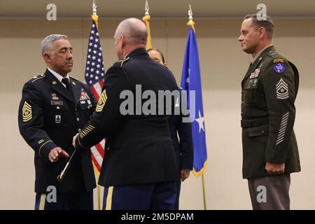 Le Sgt. Fidel Zamora Jr. Du Commandement de la Garde nationale de l'Armée de l'Arizona a cédé ses responsabilités à titre de conseiller principal de l'État au Sgt. Maj. Aaron Buelow 5 mars 2022 de la réserve militaire du parc Papago à Phoenix. Zamora a fait une longue carrière dans l'Armée des États-Unis et l'AZNG. Sa carrière à la Garde nationale a commencé en janvier 2007. Banque D'Images