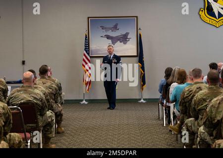 ÉTATS-UNIS Des aviateurs de la Garde nationale de l'air de l'Indiana assistent à la cérémonie de retraite du Sgt. Scott J. Snodderly à l'aile Fighter 122nd, fort Wayne (Indiana), 5 mars 2022. Snodderly a pris sa retraite avec 27 ans de service. Banque D'Images
