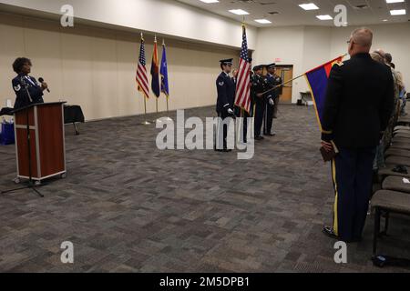 Le Sgt. Fidel Zamora Jr. Du Commandement de la Garde nationale de l'Armée de l'Arizona a cédé ses responsabilités à titre de conseiller principal de l'État au Sgt. Maj. Aaron Buelow 5 mars 2022 de la réserve militaire du parc Papago à Phoenix. Zamora a fait une longue carrière dans l'Armée des États-Unis et l'AZNG. Sa carrière à la Garde nationale a commencé en janvier 2007. Banque D'Images