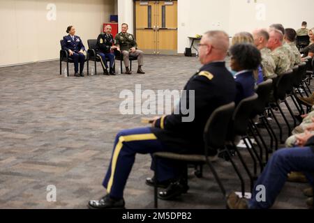 Le Sgt. Fidel Zamora Jr. Du Commandement de la Garde nationale de l'Armée de l'Arizona a cédé ses responsabilités à titre de conseiller principal de l'État au Sgt. Maj. Aaron Buelow 5 mars 2022 de la réserve militaire du parc Papago à Phoenix. Zamora a fait une longue carrière dans l'Armée des États-Unis et l'AZNG. Sa carrière à la Garde nationale a commencé en janvier 2007. Banque D'Images