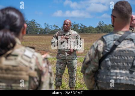 Tony L. Whitehead, conseiller senior du Chef du Bureau de la Garde nationale (SEAC), formule des remarques motivantes et des félicitations aux meilleurs combattants d'Hawaï sur le terrain lors de la compétition des meilleurs guerriers d'Hawaï sur la rive nord, à Hawaï, en 5 mars 2022. Le SEAC a fait la visite surprise aux concurrents avant de commencer l'événement de marche de la route dans la compétition. Banque D'Images