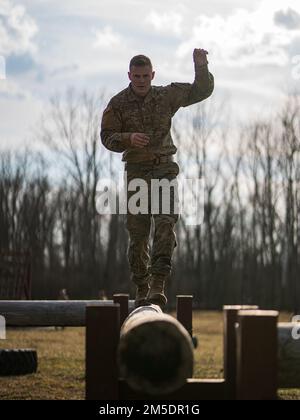 Le sergent d'état-major Michael Bougher, de la Brigade de soutien de 38th, a fait un équilibre dans le cours de conditionnement du Camp Atterbury et a finalement été nommé vainqueur de la première place pour les officiers non commisurés. Cette année, la compétition du meilleur guerrier se composait de 13 officiers non commissionnés et de 12 soldats inscrits en junior participant à 13 épreuves pour évaluer leur compétence globale sur les exercices de combat des guerriers, le cours de confiance, le tir au but, la forme physique, la compétence académique et le roulement militaire. Banque D'Images