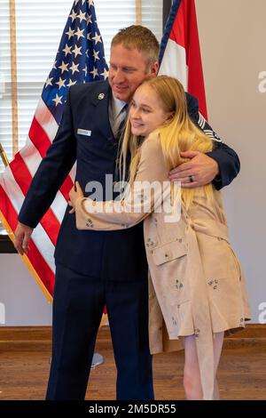 Le Sgt William McGurgan, chef des opérations de la défense, gestionnaire enrôlisé, 131st Bomb Wing Communications Flight, hante une de ses filles lors de sa cérémonie de promotion, 5 mars 2022, à la Garde nationale aérienne Jefferson Barracks, St. Louis, Missouri. McGurgan a eu beaucoup de famille et d'amis viennent montrer le soutien pendant sa promotion. Banque D'Images