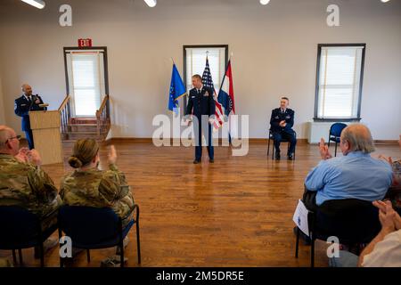 Le Sgt William McGurgan, chef des opérations de défense, a enrôlisé le gestionnaire, vol de communications de la 131st, Escadre Bomb, se tient et reçoit des applaudissements lors de sa cérémonie de promotion, 5 mars 2022, à la Garde nationale aérienne Jefferson Barracks, St. Louis, Missouri. McGurgan a eu beaucoup de famille et d'amis viennent montrer le soutien pendant sa promotion. Banque D'Images