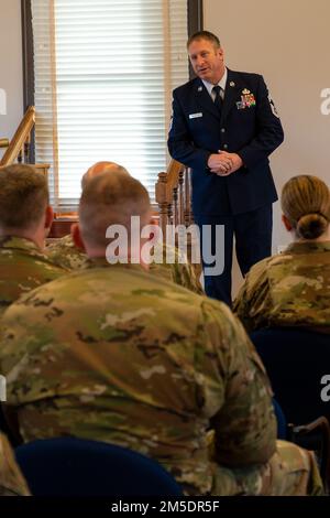 Le Sgt William McGurgan, chef des opérations de défense, gestionnaire enrôlisé, vol de communications de la 131st, Escadre Bomb, s'adresse à l'auditoire lors de sa cérémonie de promotion, 5 mars 2022, à la Garde nationale aérienne Jefferson Barracks, St. Louis, Missouri. McGurgan a eu beaucoup de famille et d'amis viennent montrer le soutien pendant sa promotion. Banque D'Images