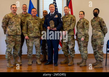 Le Sgt William McGurgan, chef des opérations de défense, gestionnaire enrôlisé, 131st Bomb Wing Communications Flight, est aux côtés des membres du Conseil des chefs lors de sa cérémonie de promotion, 5 mars 2022, à la Garde nationale aérienne Jefferson Barracks, St. Louis, Missouri. McGurgan a eu beaucoup de famille et d'amis viennent montrer le soutien pendant sa promotion. Banque D'Images