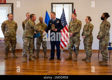 Le Sgt William McGurgan, chef des opérations de défense, gérant enrôlé, 131st Bomb Wing Communications Flight, reçoit le buste des chefs des membres du Conseil des chefs lors de sa cérémonie de promotion, 5 mars 2022, à la Garde nationale aérienne Jefferson Barracks, St. Louis, Missouri. McGurgan a eu beaucoup de famille et d'amis viennent montrer le soutien pendant sa promotion. Banque D'Images