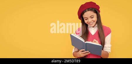 bonne adolescente en béret français, en train de prendre des notes dans le bloc-notes ou le bloc-notes du planificateur, en train d'écrire. Bannière de l'école fille étudiante. Portrait de la jeune fille Banque D'Images