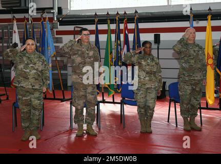 (Depuis la gauche) États-Unis Le Sgt Brenda L. Vejar, chef principal de la Réserve de l'Armée de terre pour l'unité de soutien médical Europe, 7th, Commandement du soutien de la mission; le colonel Trent E. Loiseau, commandant entrant de la MSU-E; Brig. Le général Wanda N. Williams, commandant du MSC de 7th, et le colonel Alexandre F. Migala, commandant sortant du MSU-E, saluent le drapeau lors de la cérémonie de passation de commandement du MSU-E tenue à Kleber Kaserne à Kaiserslautern, Allemagne, 5 mars 2022. Banque D'Images