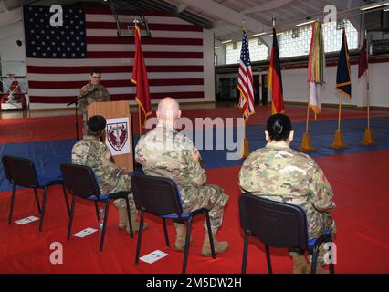 ÉTATS-UNIS Le colonel Trent E. Loiseau, commandant entrant de l'unité de soutien médical-Europe, 7th Mission support Command, s'exprime sur le podium tandis que les membres du parti officiel regardent pendant la cérémonie de changement de commandement MSU-E tenue sur Kleber Kaserne à Kaiserslautern, Allemagne, 5 mars 2022. Banque D'Images