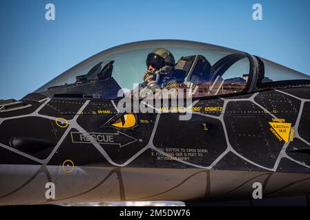 ÉTATS-UNIS Le capitaine de la Force aérienne, Aimee “Rebel” Fiedler, pilote et commandant de l’équipe de démonstration F-16 Viper, taxis sur la piste pendant le cours d’entraînement de vol Heritage 2022 à la base aérienne de Davis-Monthan, Arizona, 4 mars 2022. Le HFTC est destiné à certifier les pilotes de spectacles aériens pour la prochaine saison de spectacles aériens. Banque D'Images