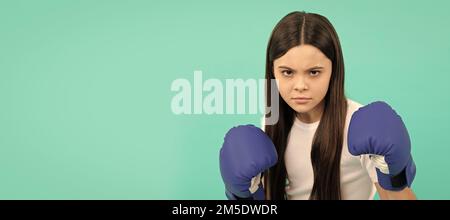 boxeur d'enfants concentré qui frappe dans des gants de boxe pendant l'entraînement sportif, l'espace de copie, la détermination. Affiche horizontale de visage d'enfant isolé, bannière Banque D'Images